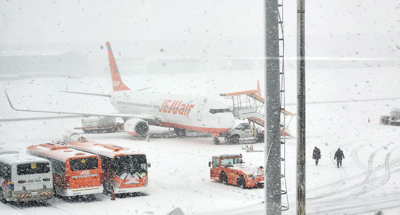 22일 오전 제주국제공항에 많은 눈이 내려 쌓이면서 공항 활주로 운항이 이날 오전 8시 20분부터 2시간 30분간 전면 중단됐다. 사진은 제주공항 활주로 모습. [연합]