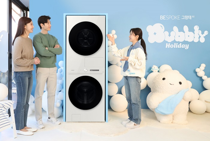 사진설명: 삼성전자 ‘BUBBLY HOLIDAY’ 팝업 전시 방문객이 ‘비스포크 그랑데 AI 원바디 Top-Fit’을 살펴보고 있다.