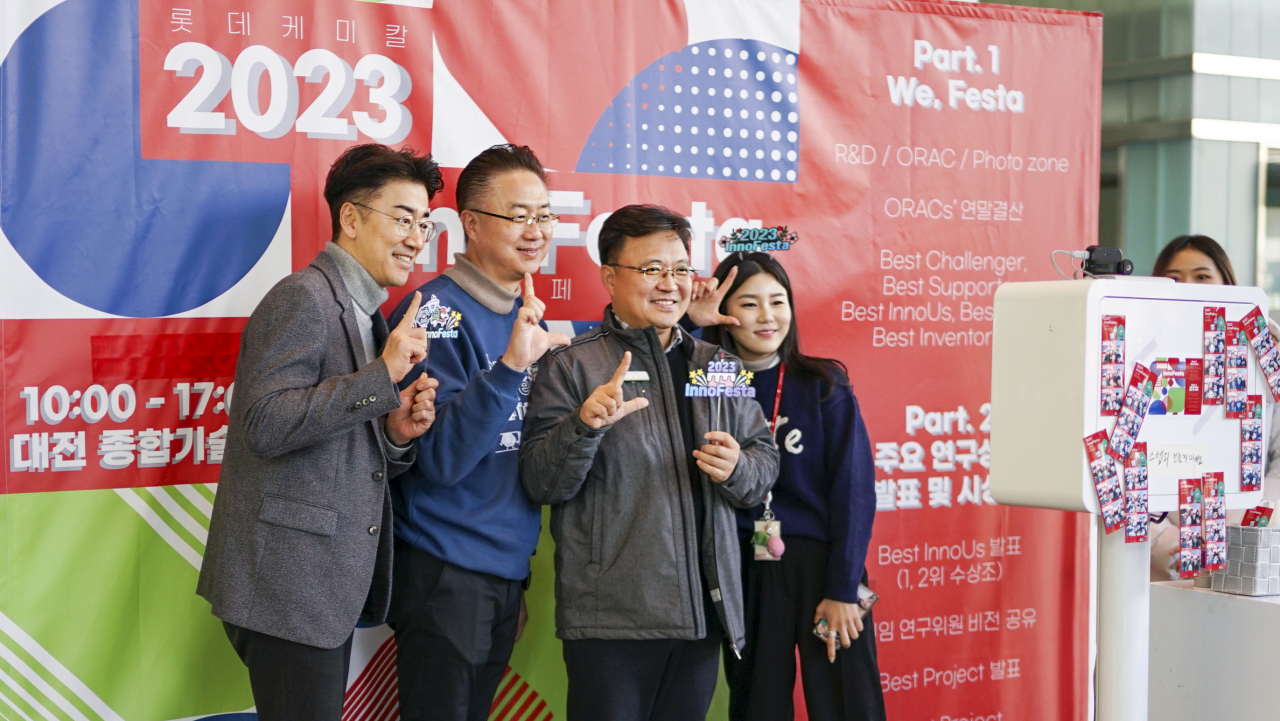 황진구 롯데케미칼 대표(오른쪽에서 두번째)와 임직원들이 연구개발 성과 공유회 ‘이노페스타(InnoFesta)’ 이벤트에 참여하고 있다. [롯데케미칼 제공]