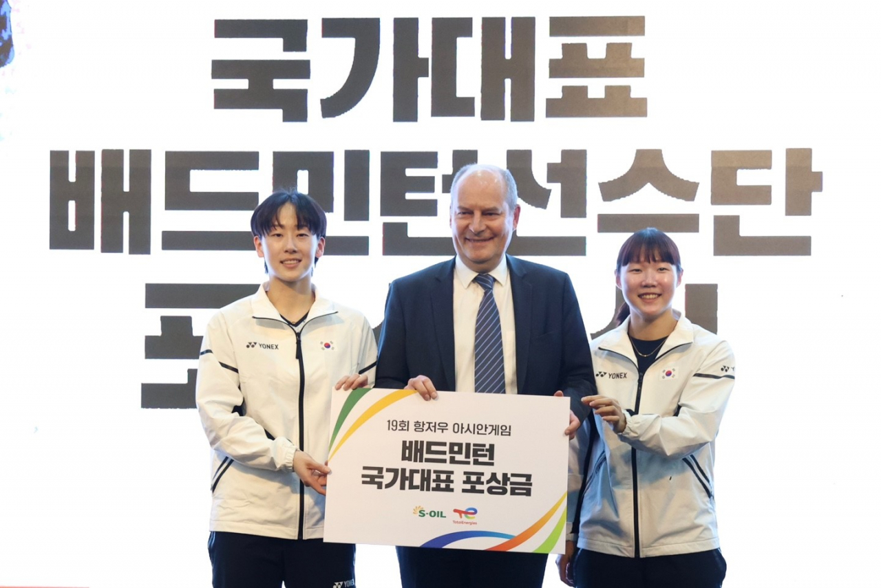 패트리스 드베미(가운데) 에쓰-오일토탈에너지스윤활유(STLC) 대표가 국가대표 배드민턴 선수단에게 포상금을 전달한 뒤 기념촬영을 하고 있다. [STLC 제공]