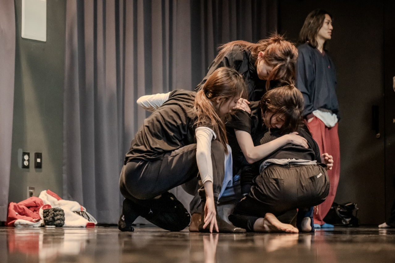 Dancers rehearse a scene from "A Ghost Day." (Ahn Hyeong-jun/Jubin Company)