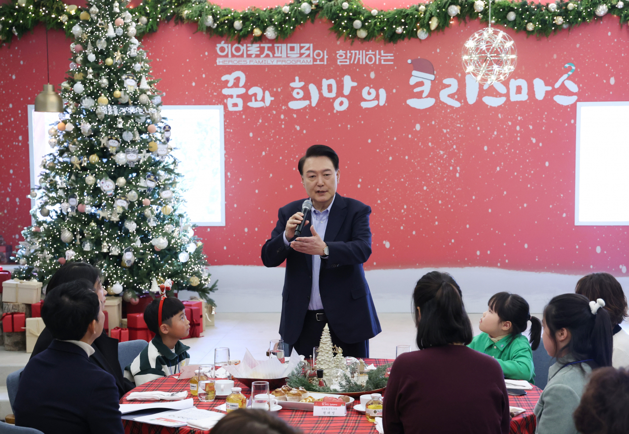 윤석열 대통령이 22일 서울 용산 대통령실 파인그라스에서 열린 '히어로즈 패밀리와 함께하는 꿈과 희망의 크리스마스'에서 인사말을 하고 있다. [연합]