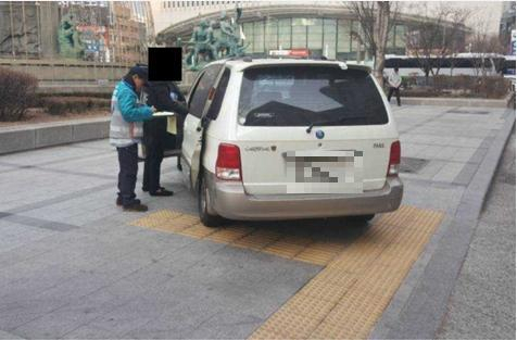 서울 자치구 단속반이 소화전 주변에 주정차 한 차량을 단속 하고 있다(왼쪽) 서울 소화전 주변 도로교통법 위반 차량 단속 실적. [서울시 제공]