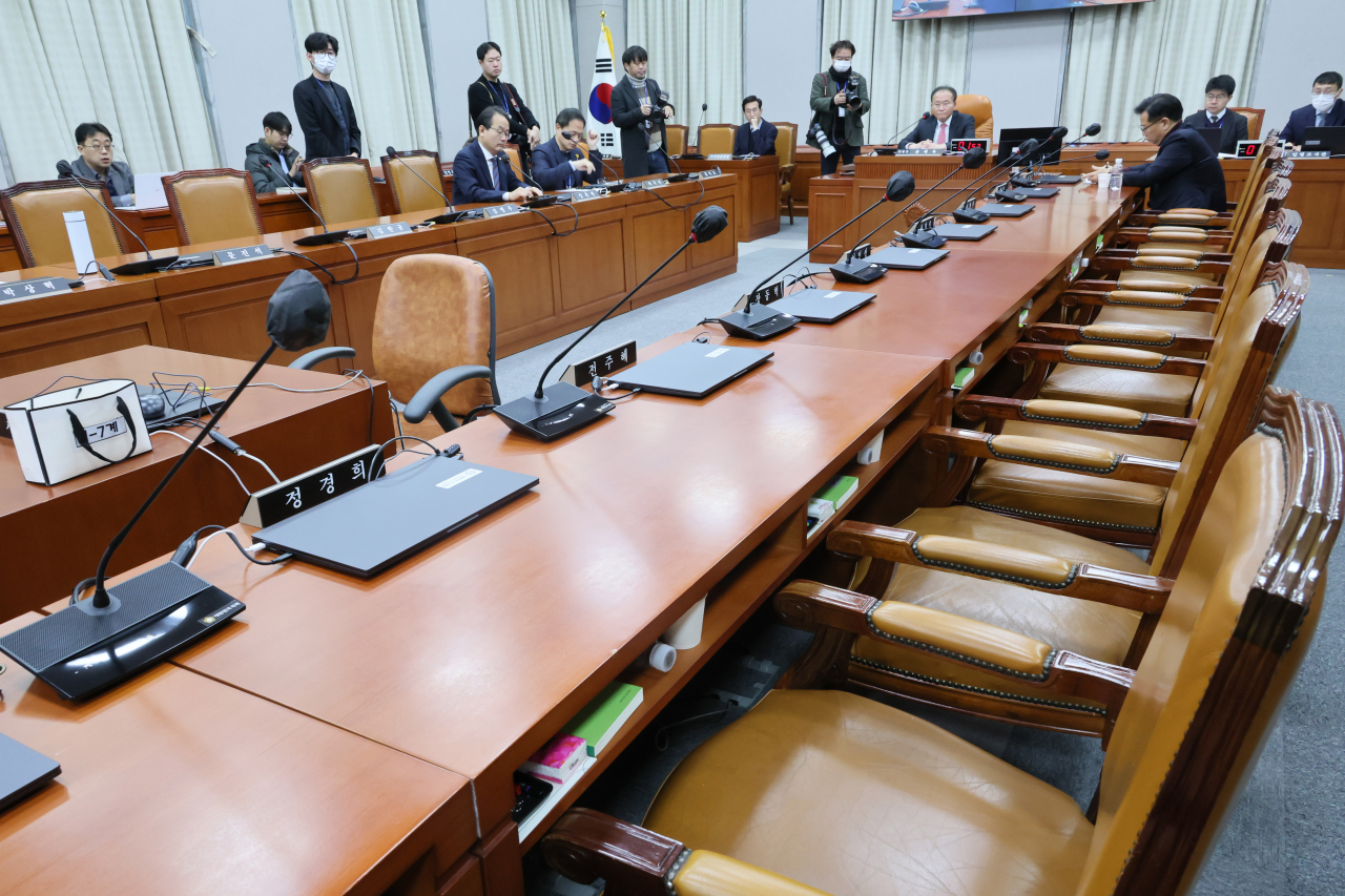 22일 국회 운영위원회 전체회의가 여당 위원들의 불참 속에 열리고 있다. 여당 측에선 윤재옥 위원장과 이양수 간사만 참석했다. [연합]