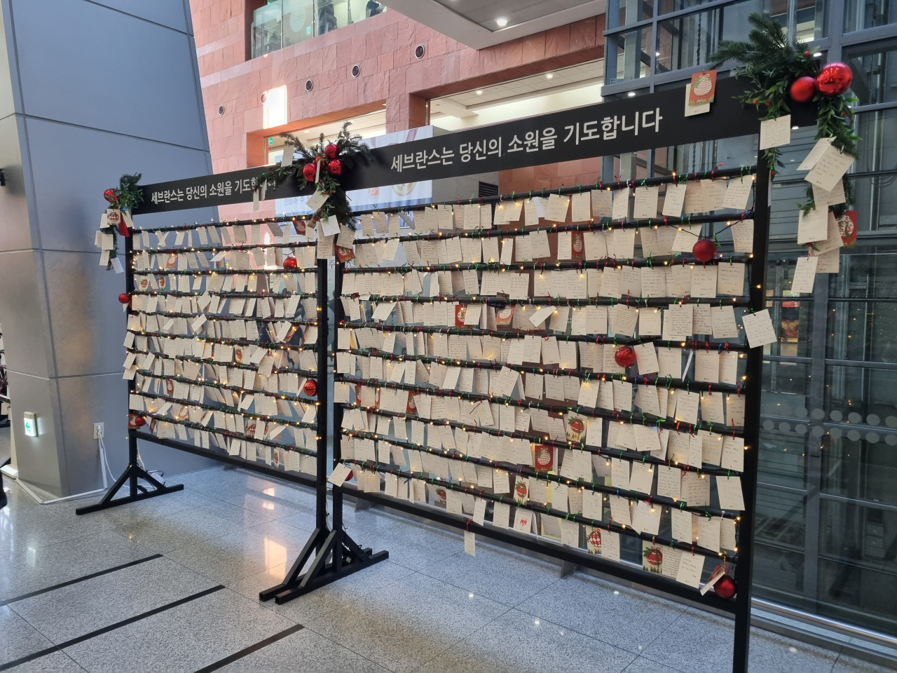 신촌 세브란스 병원 로비 내 걸려 있는 소원 카드들 [김상수 기자]