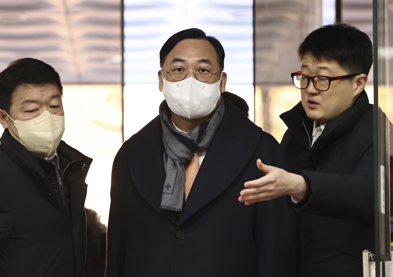 ‘백현동 수사무마 금품수수 의혹’을 받는 총경 출신 곽정기 변호사 22일 서초구 서울중앙지법에서 열리는 구속 전 피의자 심문(영장심사)을 받기 위해 법정으로 향하고 있다. [연합]