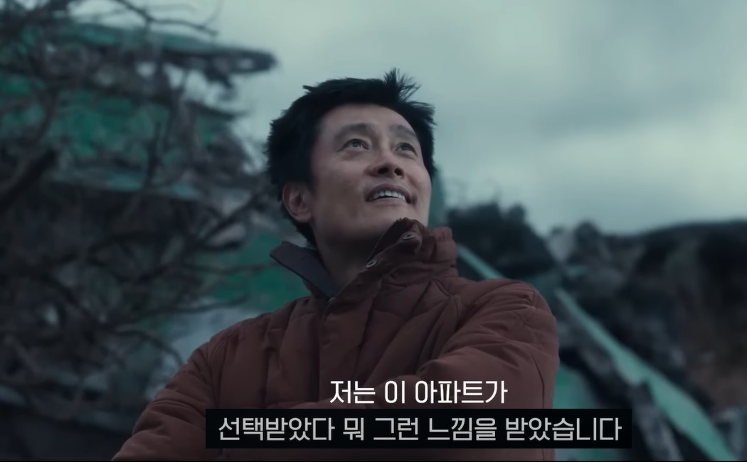 영화 ‘콘크리트 유토피아’는 원인 미상의 붕괴로 서울 전역이 초토화 된 가운데, 살아남은 황궁아파트를 배경으로 벌어진 입주민과 외부인의 아파트 쟁탈전을 그렸다. ‘아파트 공화국’이 된 한국사회에 대한 풍자라는 평가를 받는다. [영화 ‘콘크리트 유토피아’ 스틸컷]