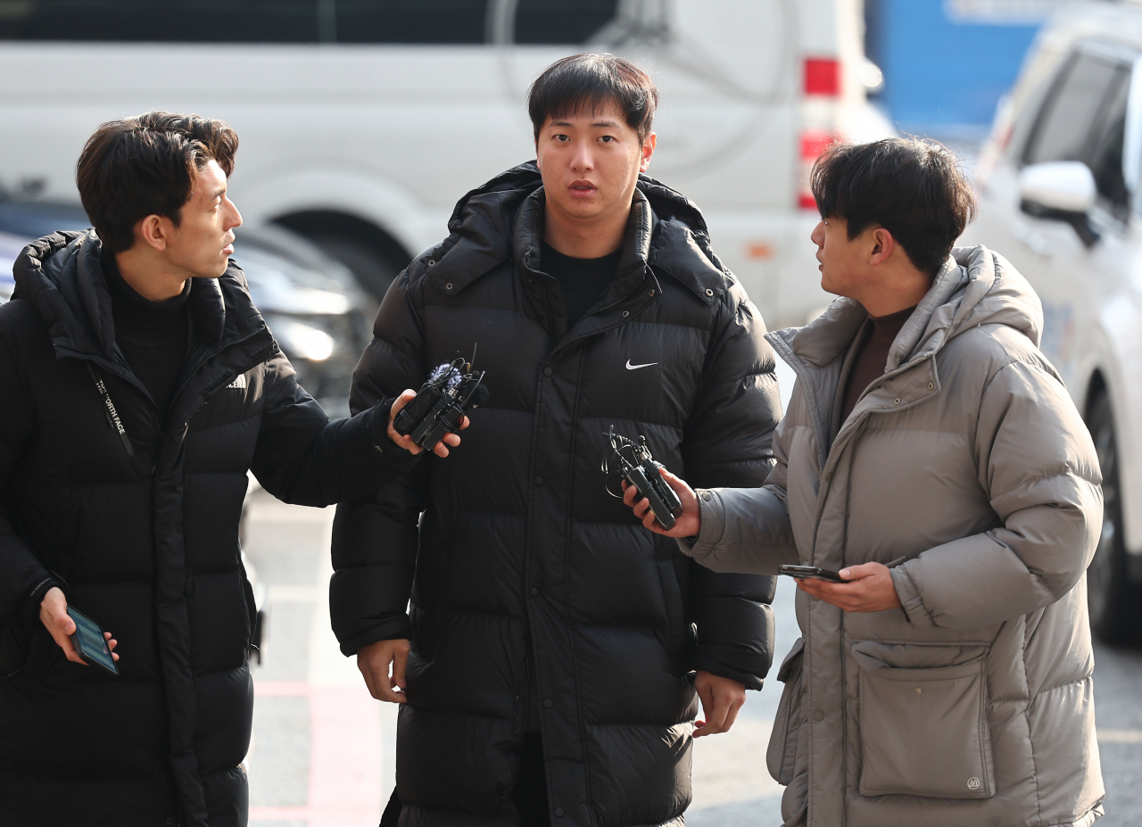 미국 프로야구 김하성(샌디에이고 파드리스)을 공갈 협박 및 명예훼손한 혐의를 받는 야구선수 임혜동이 20일 오후 서울 강남경찰서에 조사를 받기 위해 출석하고 있다. [연합]