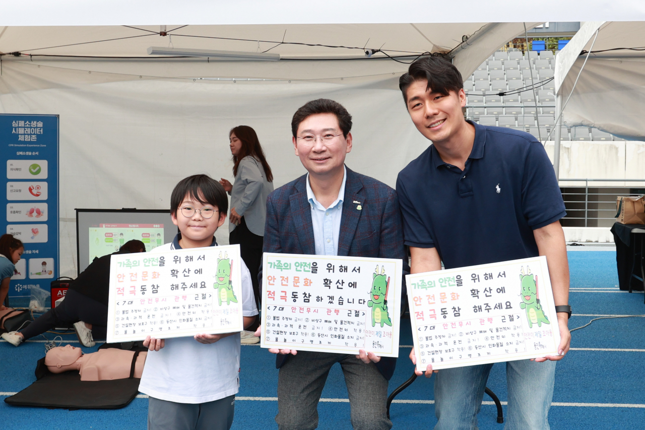 이상일 용인특례시장이 지난 9월 용인시민페스타에서 안전교육 체험한 시민과 기념촬영을 하고 있다.[용인시 제공]