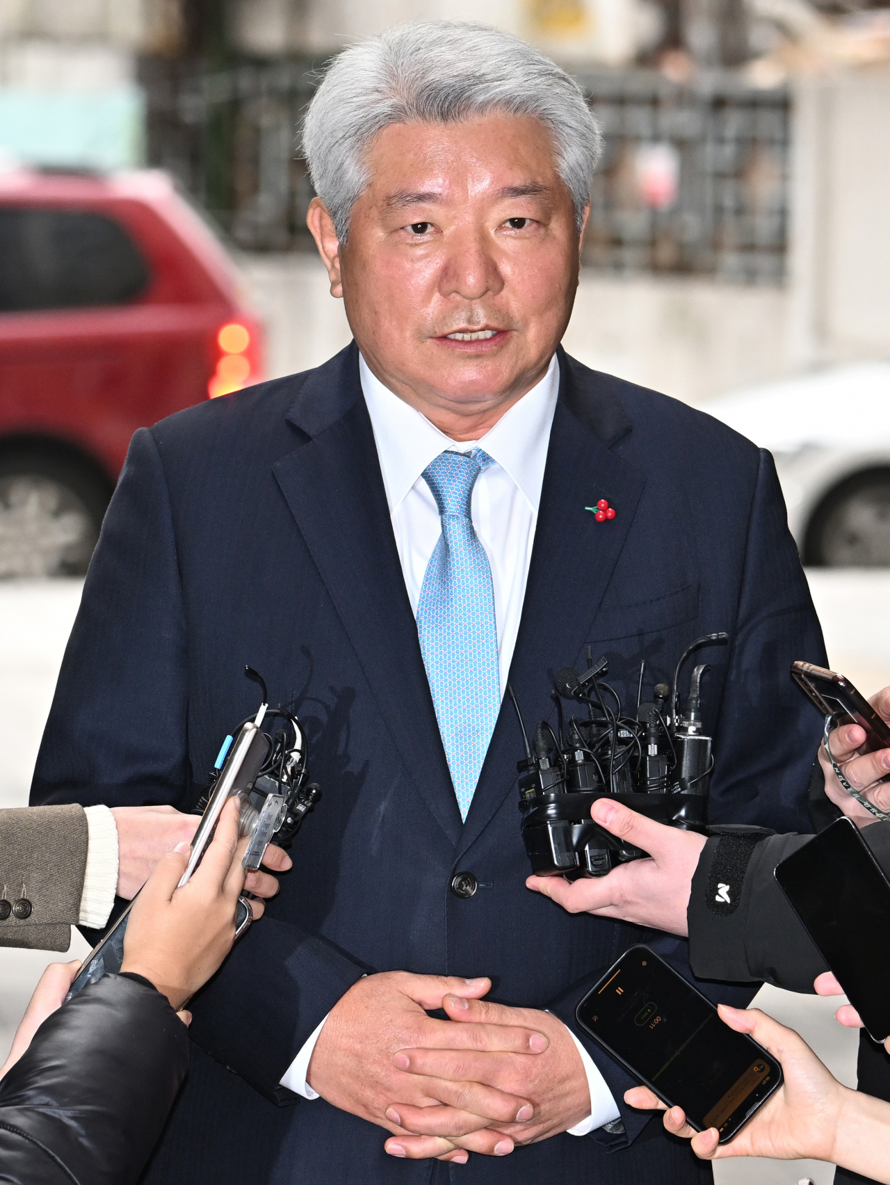 김홍일 방송통신위원회 위원장 후보자가 지난 13일 경기도 과천시의 한 오피스텔에 마련된 인사청문회 준비사무실로 출근하며 취재진의 질문에 답하고 있다. 과천=임세준 기자