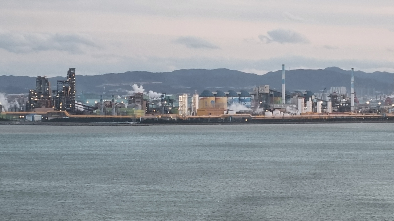 영일만에서 바라본 포스코 포항제철소 전경.[사진=김병진 기자]
