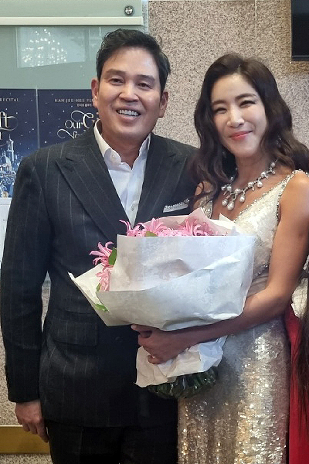 정용진 신세계 부회장이 23일 서울 서초구 예술의전당 IBK챔버홀에서 열린 아내인 플루티스트 한지희씨 독주회가 끝난 뒤 기념촬영을 하고 있다. [사진=연합뉴스]