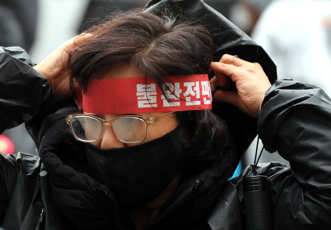 서울 여의도 금융감독원 앞에서 열린 홍콩지수 ELS 피해자 집회에서 참가자가 '불완전 판매'라고 쓴 머리띠를 두르고 있다. [연합]