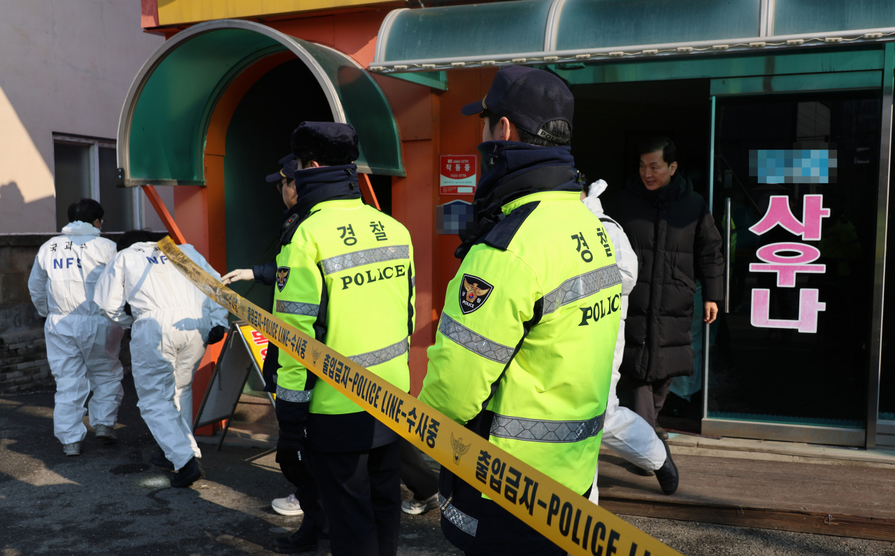 목욕탕 여탕 내 감전 사고로 사망자 3명이 발생한 세종시 조치원읍의 한 목욕탕 입구에서 24일 오후 경찰, 국립과학수사연구원, 한국전기안전공사 등 합동감식반이 합동 감식을 하고 있다. [연합]