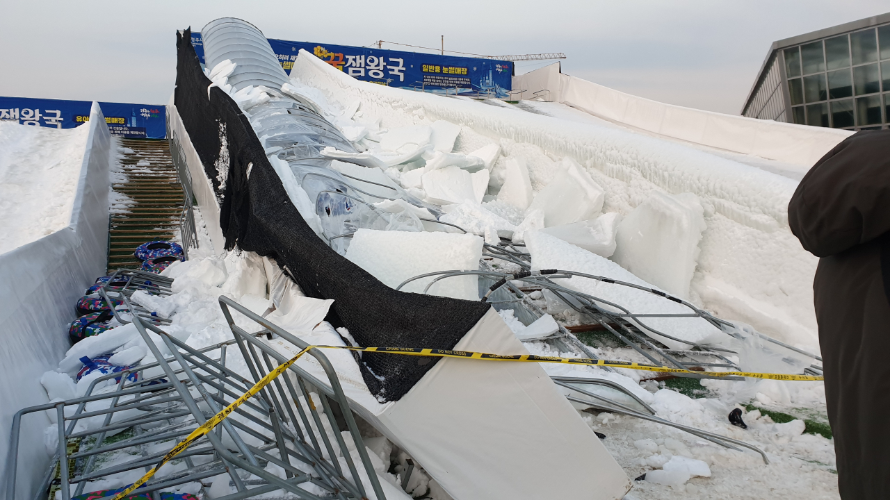 24일 오후 청주의 한 눈썰매장에서 시설물이 무너져 내려 시민 10여명이 깔리는 아찔한 사고가 발생했다. 이 중 3명이 중경상을 입어 병원으로 옮겨졌고 나머지 이용객들은 스스로 탈출했다. 사진은 사고 현장의 모습. 연합뉴스