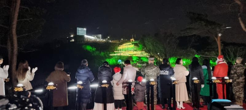 애기봉평화생태공원 대형 크리스마스 트리 점등 모습.〈김포시 제공〉