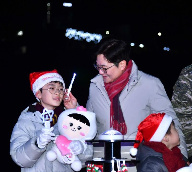 김병수 김포시장이 김포시 캐릭터 인형 포미를 들고 환하게 웃고 있는 어린이들과 기뻐하고 있다.〈김포시 제공〉