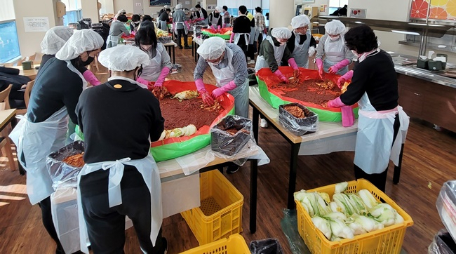 순천대학 교직원들이 소금에 절인 배춧잎에 양념을 바르고 있다. [대학 측 제공]