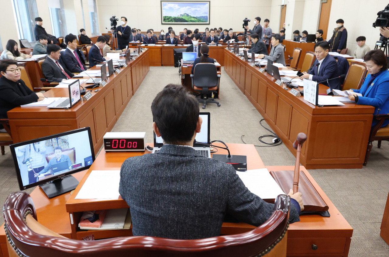 지난 22일 국회에서 환경노동위원회 전체회의가 열리고 있다. 여야는 이날 환노위에서 ‘킬러규제’로 꼽힌 화평·화관법을 논의했으나 이견을 좁히지 못하고 처리를 미뤘다. [연합]