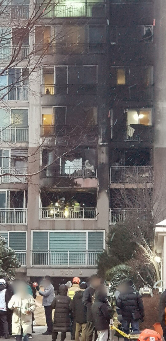 This photo, provided by a citizen on Dec. 25, shows the exterior of an apartment building charred by a fire in Seoul's Dobong district at around 4:58 a.m. (Yonhap)