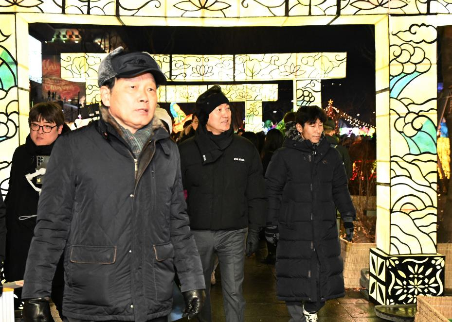 Seoul Mayor Oh Se-hoon walks in Gwanghwamun Square, where "Seoul Winta Festa" is taking place, for a safety inspection on Sunday. (Yonhap)