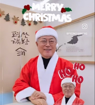 산타 복장을 한 문재인 전 대통령. 평산책방 인스타그램 캡처