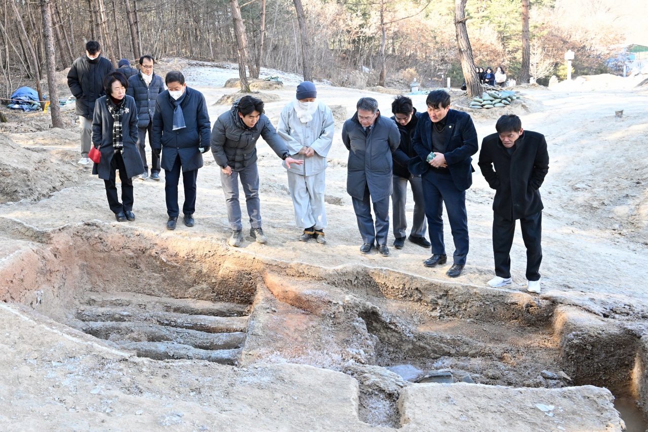 지난 22일 김진열 군위군수 등 관계자들과 통일신라 기와가마터 설명을 듣고 있다.[군위군 제공]