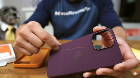 아이폰 파인우븐 케이스를 손톱으로 긁자 흠집이 생긴 모습. [유튜브 MobileReviewsEh 캡처]