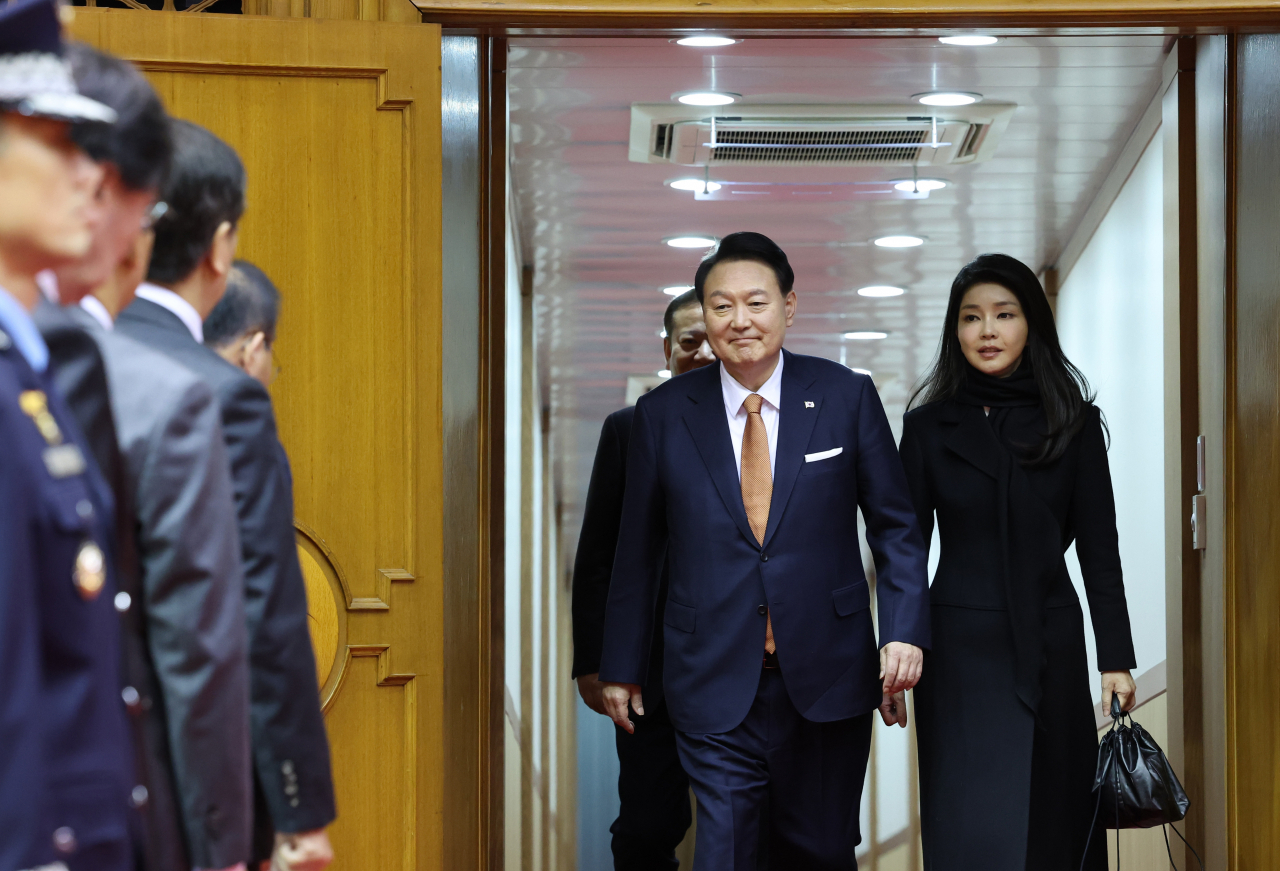 네덜란드 국빈 방문 일정을 마치고 귀국한 윤석열 대통령과 김건희 여사가 15일 성남 서울공항 2층 실내행사장으로 귀국하고 있다. [연합]