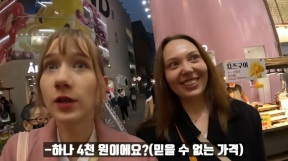 전도성 고분자의 화학 구조 및 해당 소재가 사용된 스트레처블 유기 태양전지의 성능.[KAIST 제공]