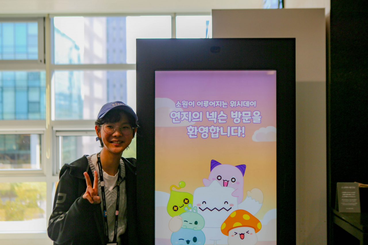 지난 10월 급성골수성백혈병 투병 중인 이연지 학생이 넥슨 사옥을 방문한 모습 [넥슨 제공]