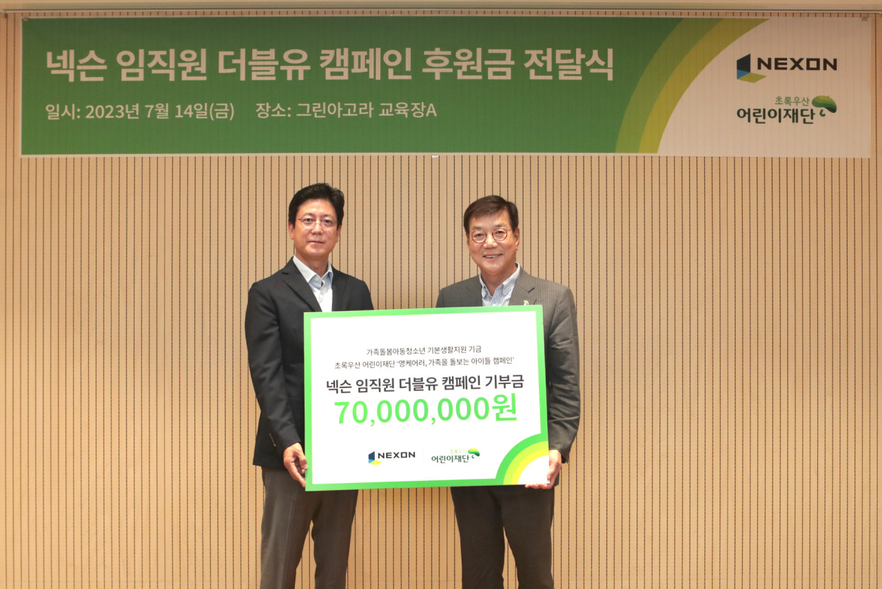 지난 7월 서울시 중구 초록우산어린이재단에서 진행된 ‘제4회 더블유WEEK’ 기부금 전달식에서 김정욱(왼쪽) 넥슨코리아 부사장 겸 넥슨재단 이사장, 황영기 초록우산어린이재단 회장이 기념 사진을 찍고 있다. [넥슨 제공]