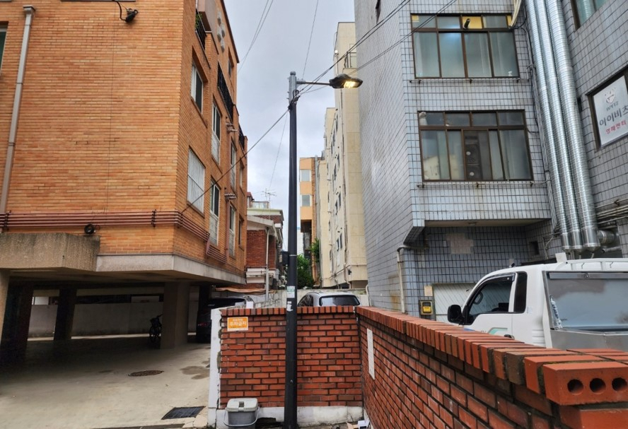 서울 광진구는 주택가 노후 보안등을 발광다이오드(LED) 조명으로 교체하는 ‘빛환경 개선공사’를 실시했다고 26일 밝혔다.[광진구 제공]