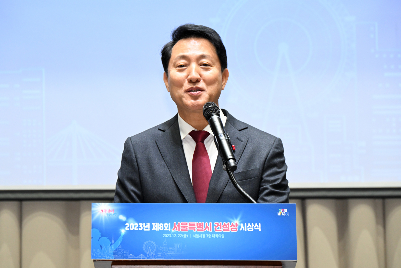 오세훈 서울시장이 22일 서울 중구 서울시청에서 열린 2023년 제8회 서울특별시 건설상 시상식에 참석해 인사말하고 있다.[연합]