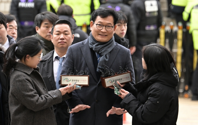 정치자금법 위반 등 혐의를 받는 송영길(가운데) 전 더불어민주당 대표가 18일 오전 구속 전 피의자 심문(영장실질심사)을 받기 위해 서울중앙지법에 들어서며 취재진의 질문에 답변하고 있다. 임세준 기자