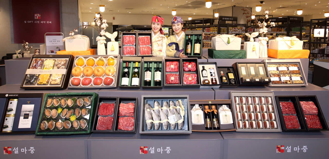 모델들이 롯데백화점 설 선물세트를 선보이고 있다. [롯데백화점 제공]