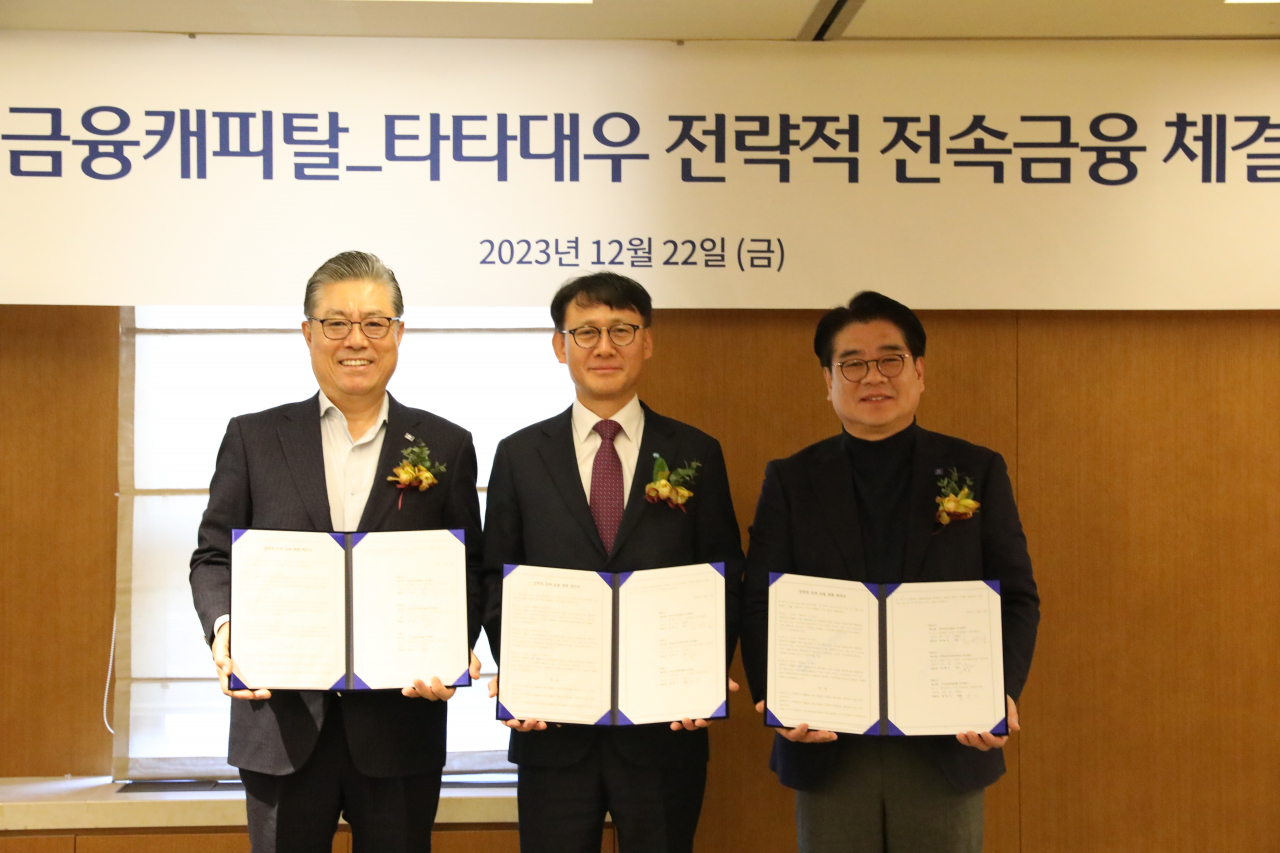 지난 22일 전속금융 제휴계약 체결식 후 김방신(왼쪽부터) 타타대우상용차 사장, 정연기 우리금융캐피탈 대표이사, 김정우 타타대우상용차판매 대표이사가 기념촬영을 하고있다.[우리금융캐피탈 제공]