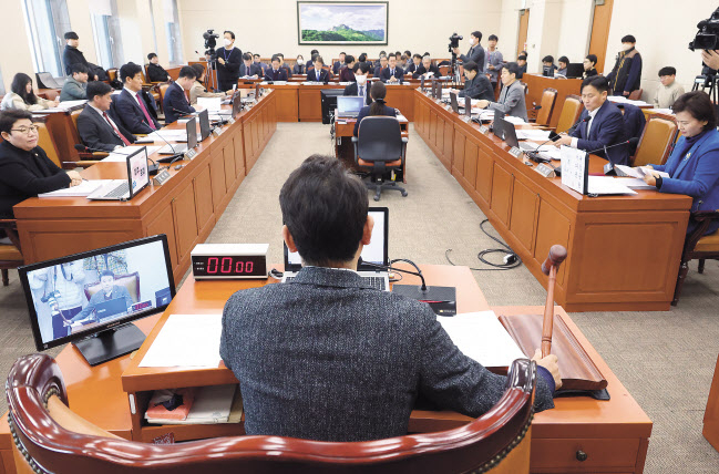지난 22일 국회에서 열린 환경노동위원회 전체회의에서 ‘킬러규제’로 꼽힌 화평·화관법이 논의됐으나 여야가 이견을 좁히지 못해 처리가 미뤄졌다. [연합]