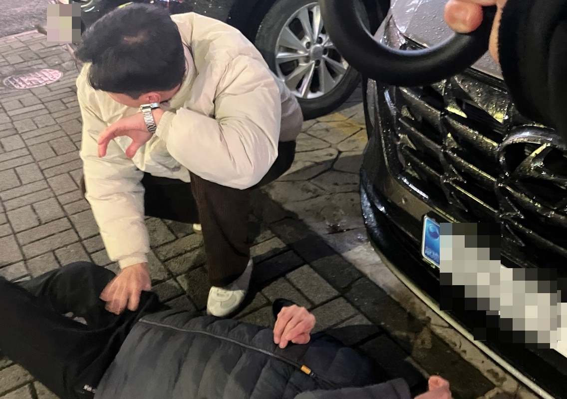 빗길에 넘어져 의식을 잃은 70대에게 달려가 응급조치를 수행한 한 상사. [공군 제19전투비행단 서인식 원사 제공]