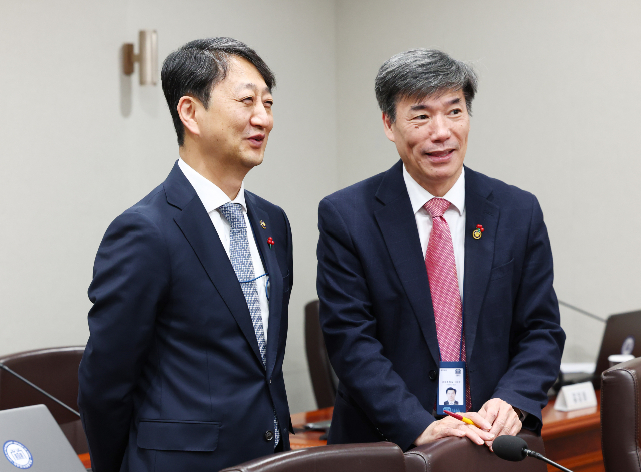 안덕근 통상교섭본부장(산업통상자원부 장관 후보자)과 박구연 국무조정실 1차장이 지난 19일 서울 용산 대통령실 청사에서 열린 국무회의에 앞서 대화하고 있다. [연합뉴스]