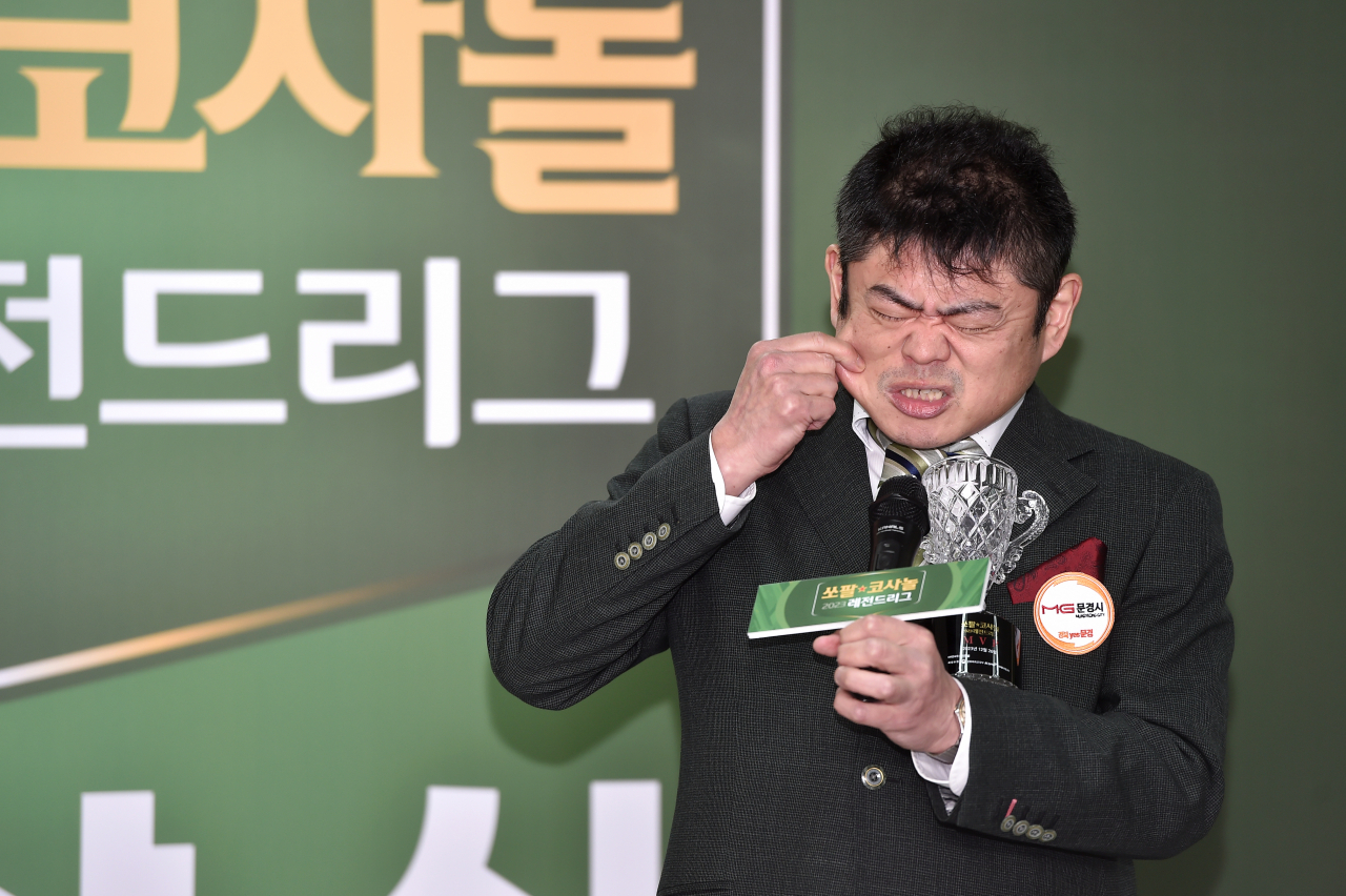외국용병 최초로 MVP를 차지한 나카네 9단이 자신의 볼을 꼬집고 있다.[한국기원 제공]