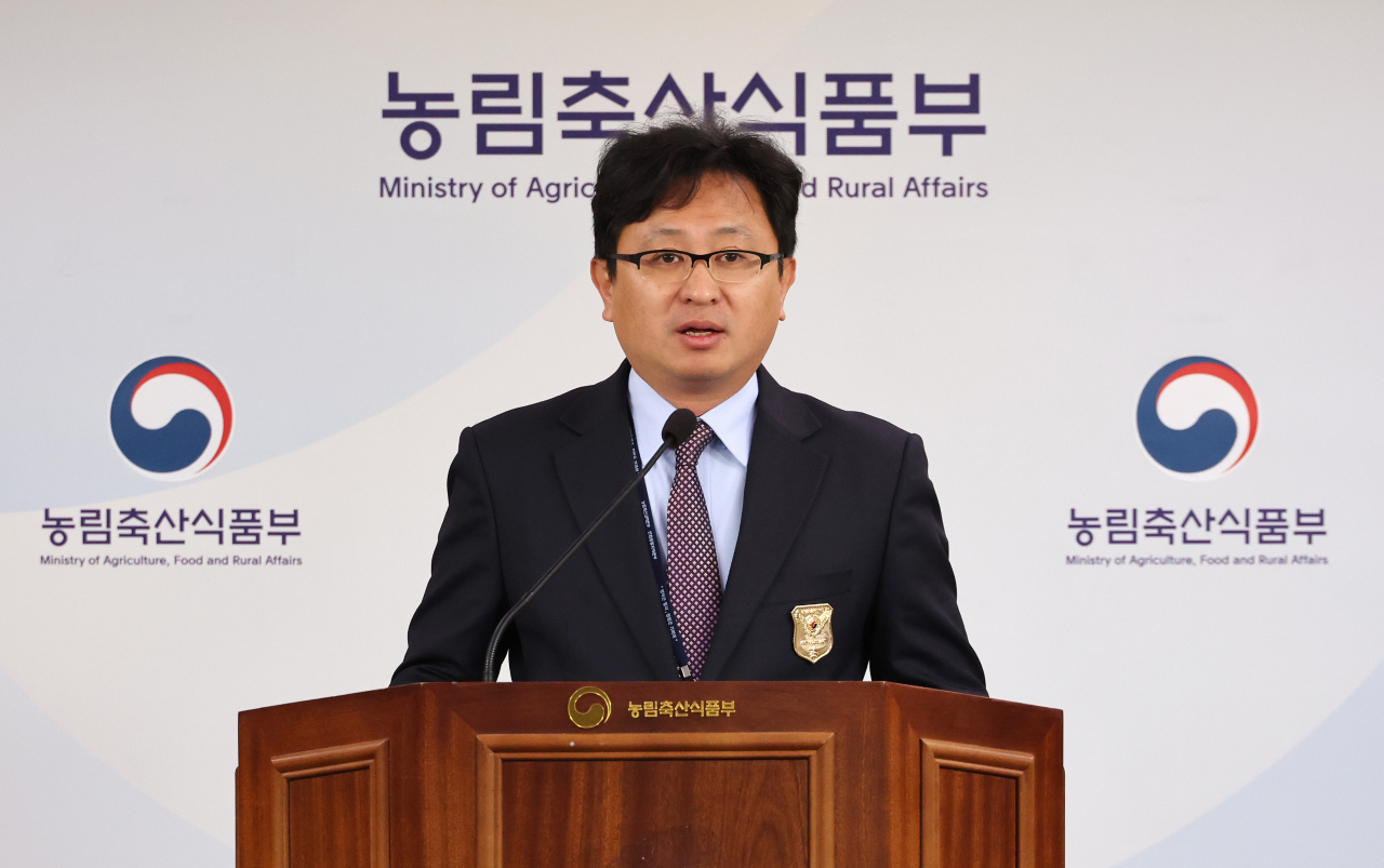 주원철 농림축산검역본부 인천공항지역본부장이 26일 오전 세종시 정부세종청사에서 2024년 검역탐지견 민간 입양 시작과 관련해 브리핑하고 있다. 탐지견은 은퇴 시기가 도래하거나, 능력저하·훈련탈락 등의 사유가 발생하면 민간 입양을 통해 제2의 삶을 시작하게 된다. 2020년부터 2023년까지 총 3회 민간 입양을 실시해 13마리가 새로운 가정을 찾았다. [연합]