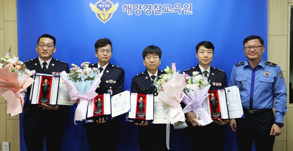 사진 왼쪽부터 김진호,장우태,최태성,김경완 교수와 여성수 해경교육원장.
