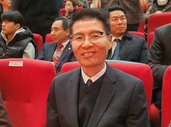 순천 출마설이 나도는 신성식 전 검사장이 노관규 시장 출판기념회에 참석해 첫 선을 보였다.