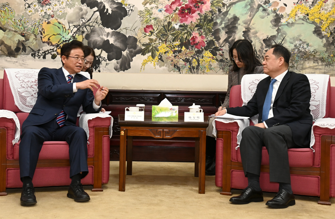 이철우 대한민국시도지사협의회장(경북지사)은 26일 중국 양완밍(杨万明) 중국인민대외우호협회장을 만나 2018년 이후 중단됐던 한·중 지사성장회의를 2024년 상반기에 개최하기로 합의했다.[경북도 제공]