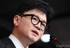 비상대책위원장 직을 수락하고 있는 한동훈 국민의힘 비대위원장. [국회공동취재단]