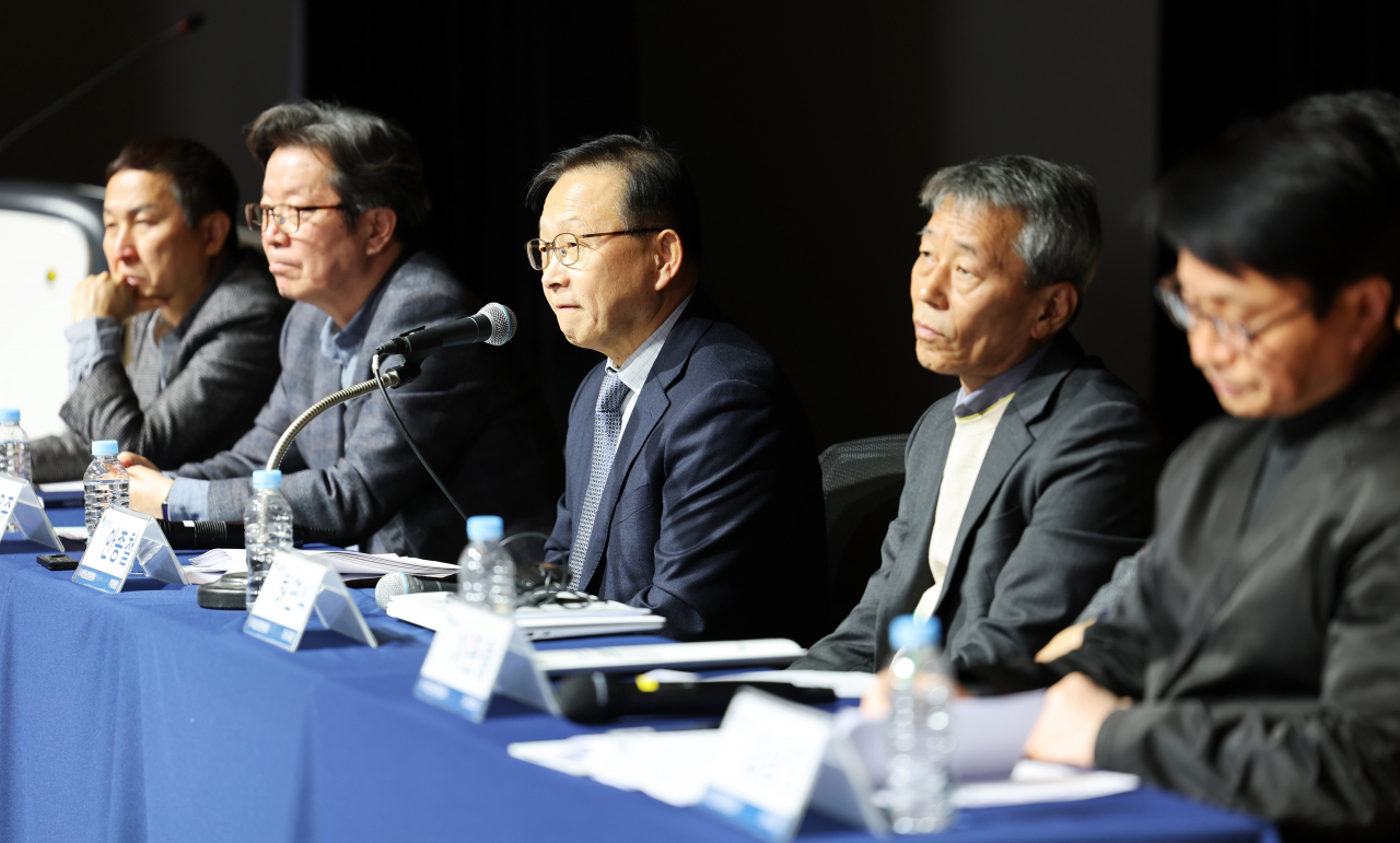20일 오후 광주 서구 5·18 기념문화센터에서 열린 '5·18 진상 규명과 이후 방향을 모색하는 공개토론회'에서 5·18 진상규명조사위원회 관계자들이 시민 질의를 받고 있다.[연합]