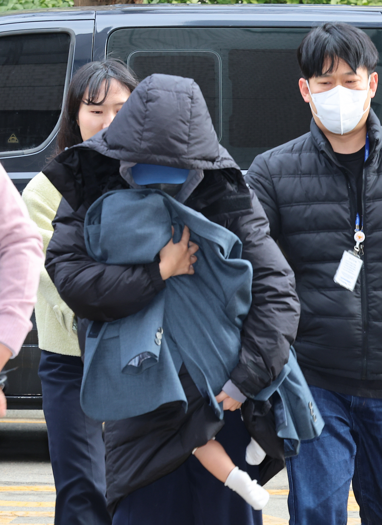 유흥업소 여실장과 함께 배우 고 이선균씨를 협박해 금품을 뜯은 혐의를 받는 20대 여성이 28일 오후 인천시 미추홀구 인천지법에서 열린 구속 전 피의자 심문(영장실질심사)에 출석하고 있다. 연합뉴스