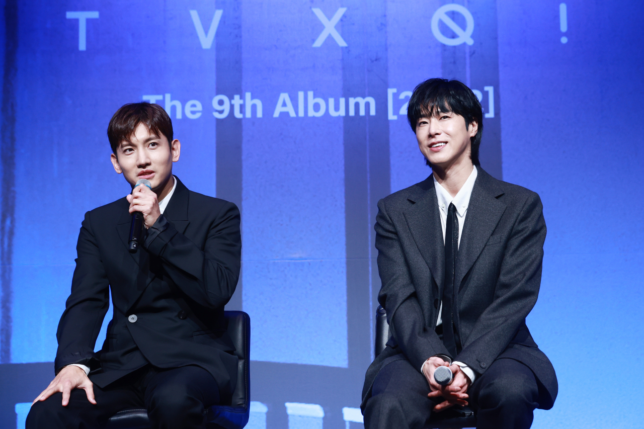그룹 동방신기 최강창민, 유노윤호가 26일 오후 서울 영등포구 콘래드 호텔에서 열린 정규 9집 '20&2' 발매 기념 기자회견에서 질문에 답하고 있다. [연합]