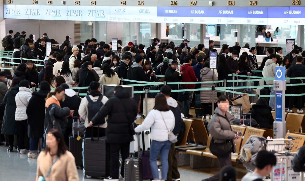 크리스마스 연휴가 시작된 22일 오전 인천국제공항 1터미널 출국장에서 일본으로 향하는 여행객들이 탑승 수속을 하고 있다. [연합]